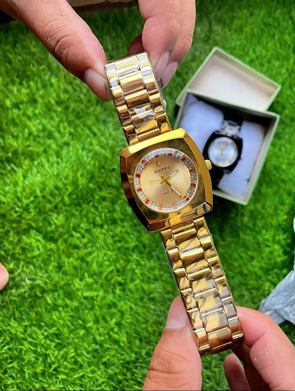 Classic Analog Wrist Watch with Elegant Design