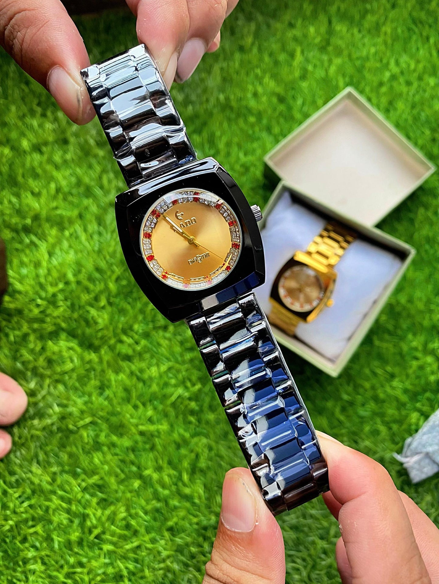 Classic Analog Wrist Watch with Elegant Design