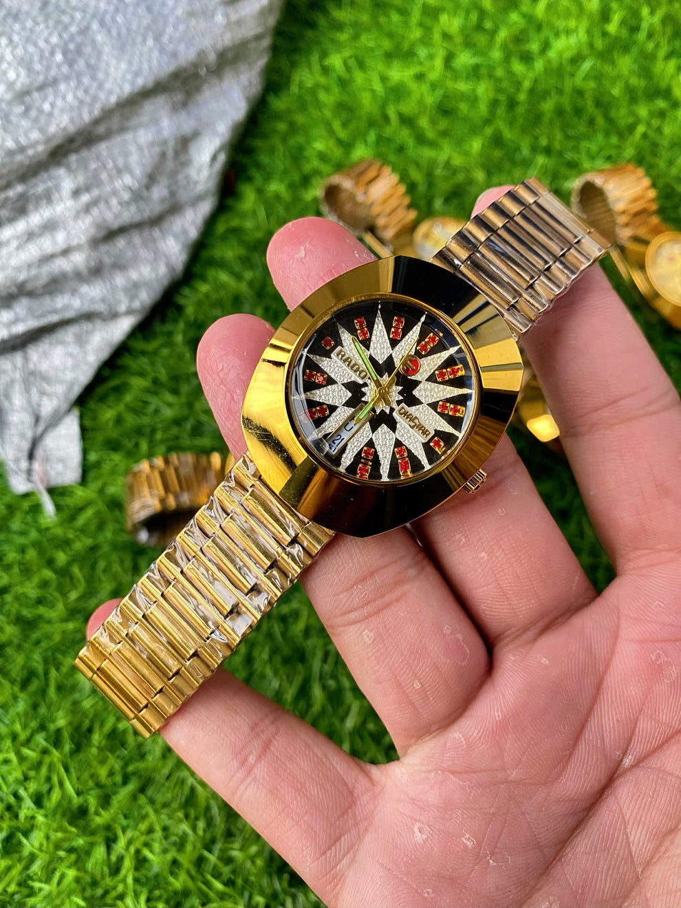 Premium Analog Wristwatch – Fashion & Lifestyle Edition