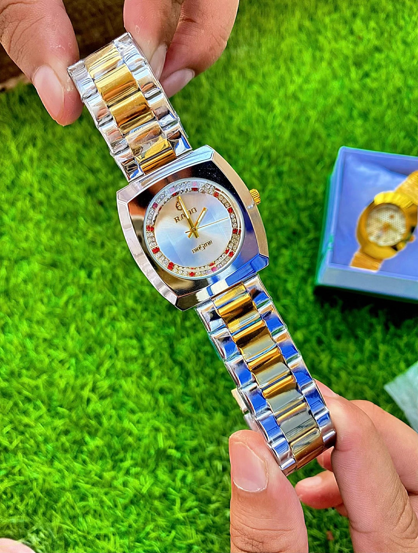 Classic Analog Wrist Watch with Elegant Design