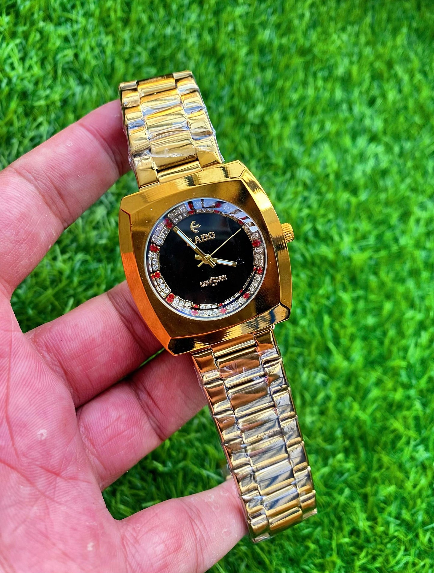 Classic Analog Wrist Watch with Elegant Design